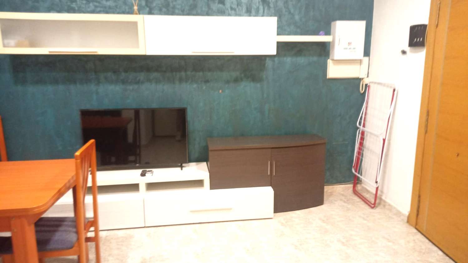 SE ALQUILA  DESDE   ahora  hasta 30.6.26. BONITO APARTAMENTO EN 1ª LINEA DE PLAYA EN LA CARIHUELA (TORREMOLINOS).