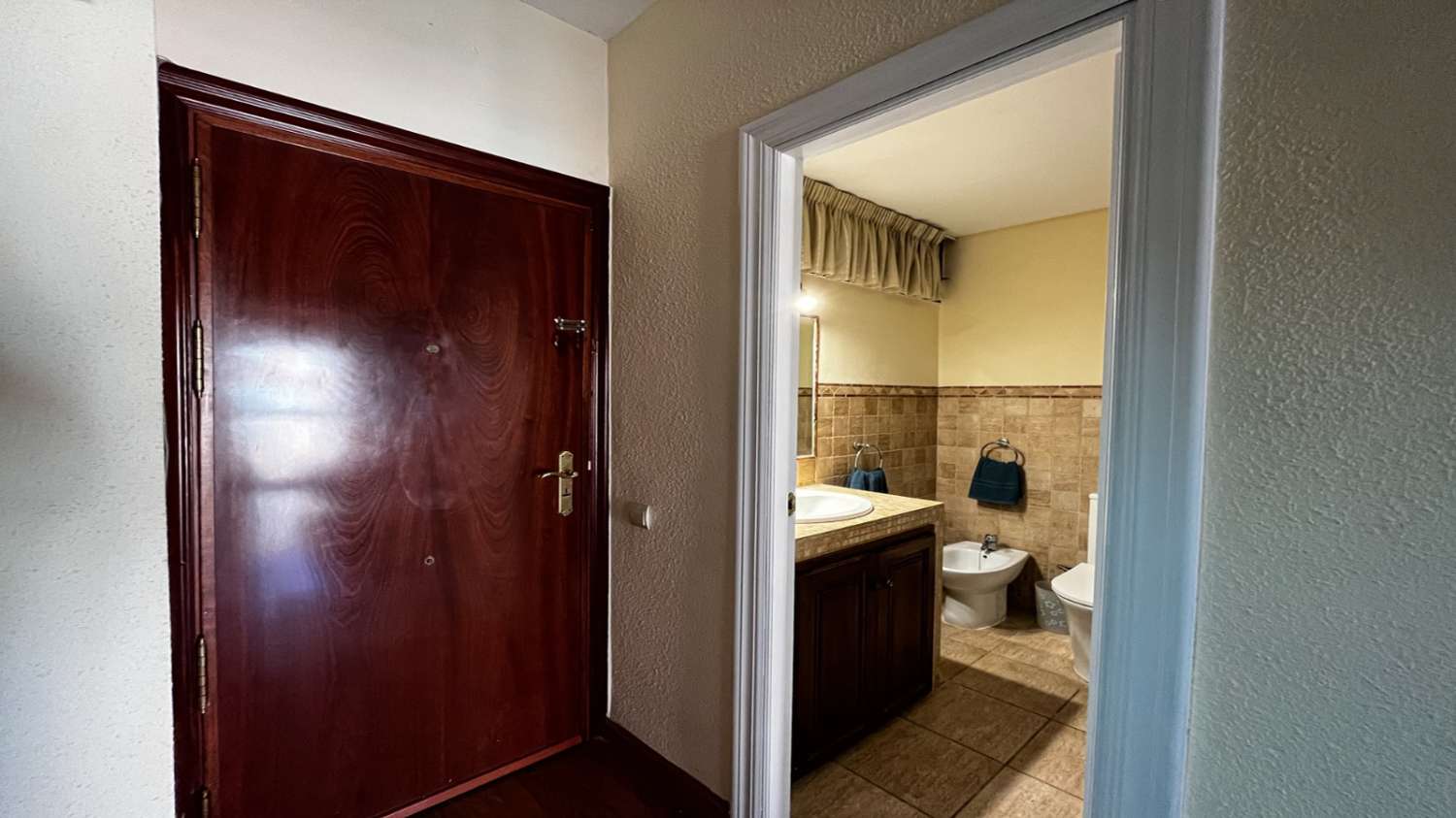 SE ALQUILA MEDIA TEMPORADA DESDE  15/10/2026- 31/05/2027  BONITO APARTAMENTO CON VISTAS AL MAR EN FUENGIROLA.