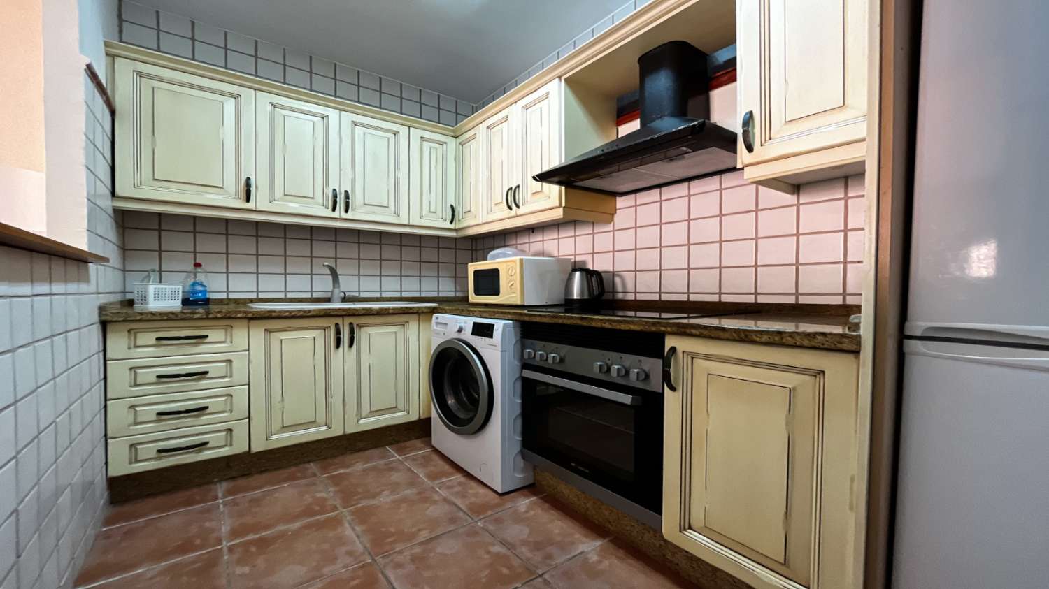 SE ALQUILA MEDIA TEMPORADA DESDE  15/10/2026- 31/05/2027  BONITO APARTAMENTO CON VISTAS AL MAR EN FUENGIROLA.