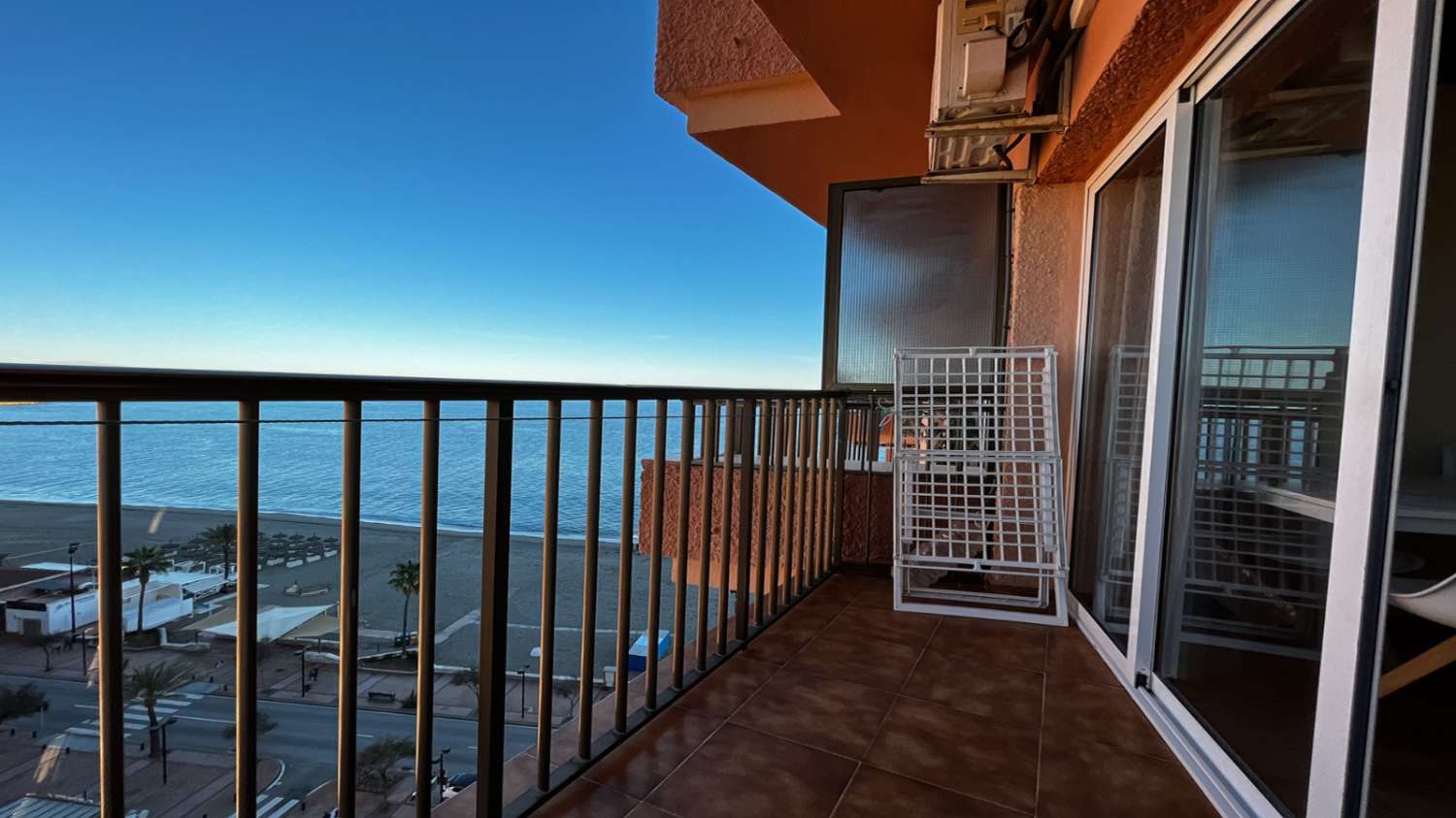 SE ALQUILA MEDIA TEMPORADA DESDE  15/10/2026- 31/05/2027  BONITO APARTAMENTO CON VISTAS AL MAR EN FUENGIROLA.