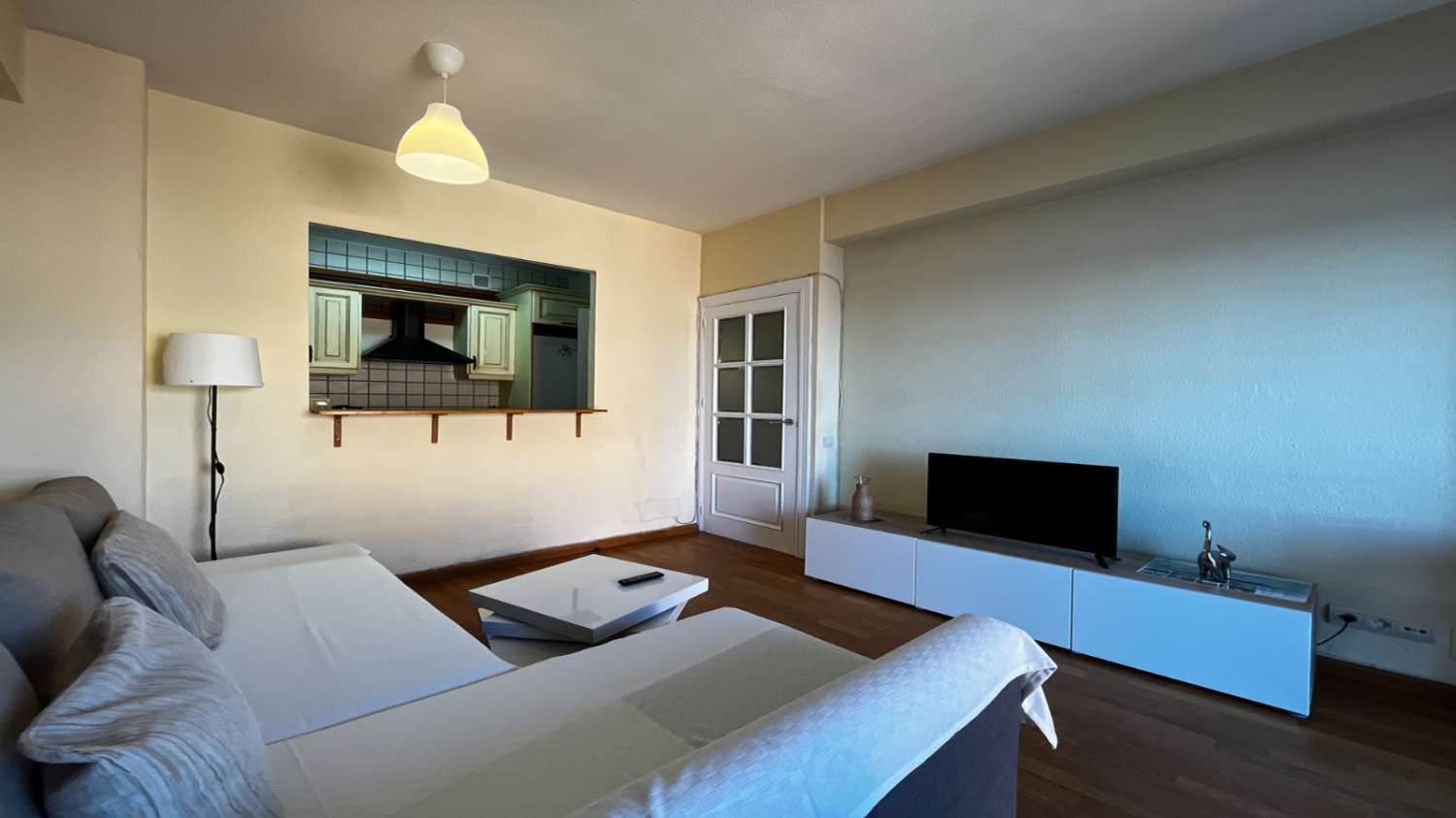 SE ALQUILA MEDIA TEMPORADA DESDE  15/10/2026- 31/05/2027  BONITO APARTAMENTO CON VISTAS AL MAR EN FUENGIROLA.