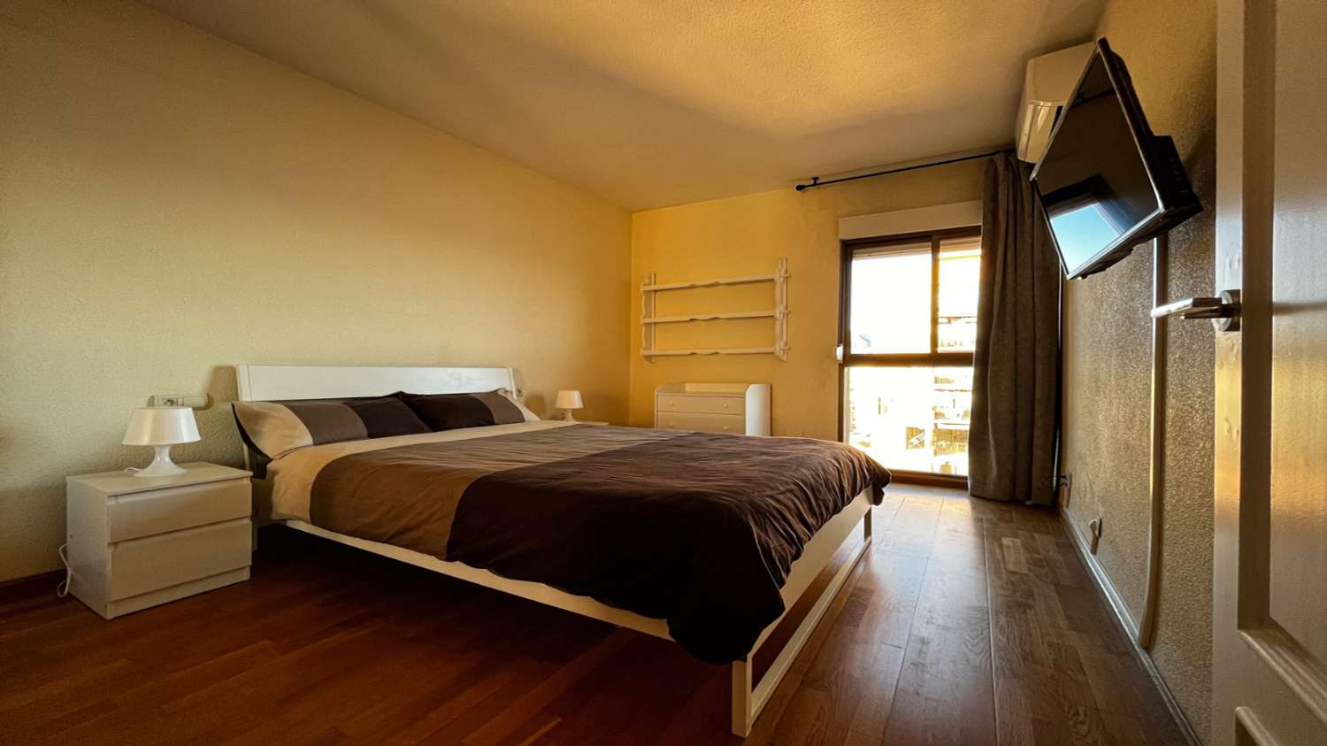 SE ALQUILA MEDIA TEMPORADA DESDE  15/10/2026- 31/05/2027  BONITO APARTAMENTO CON VISTAS AL MAR EN FUENGIROLA.