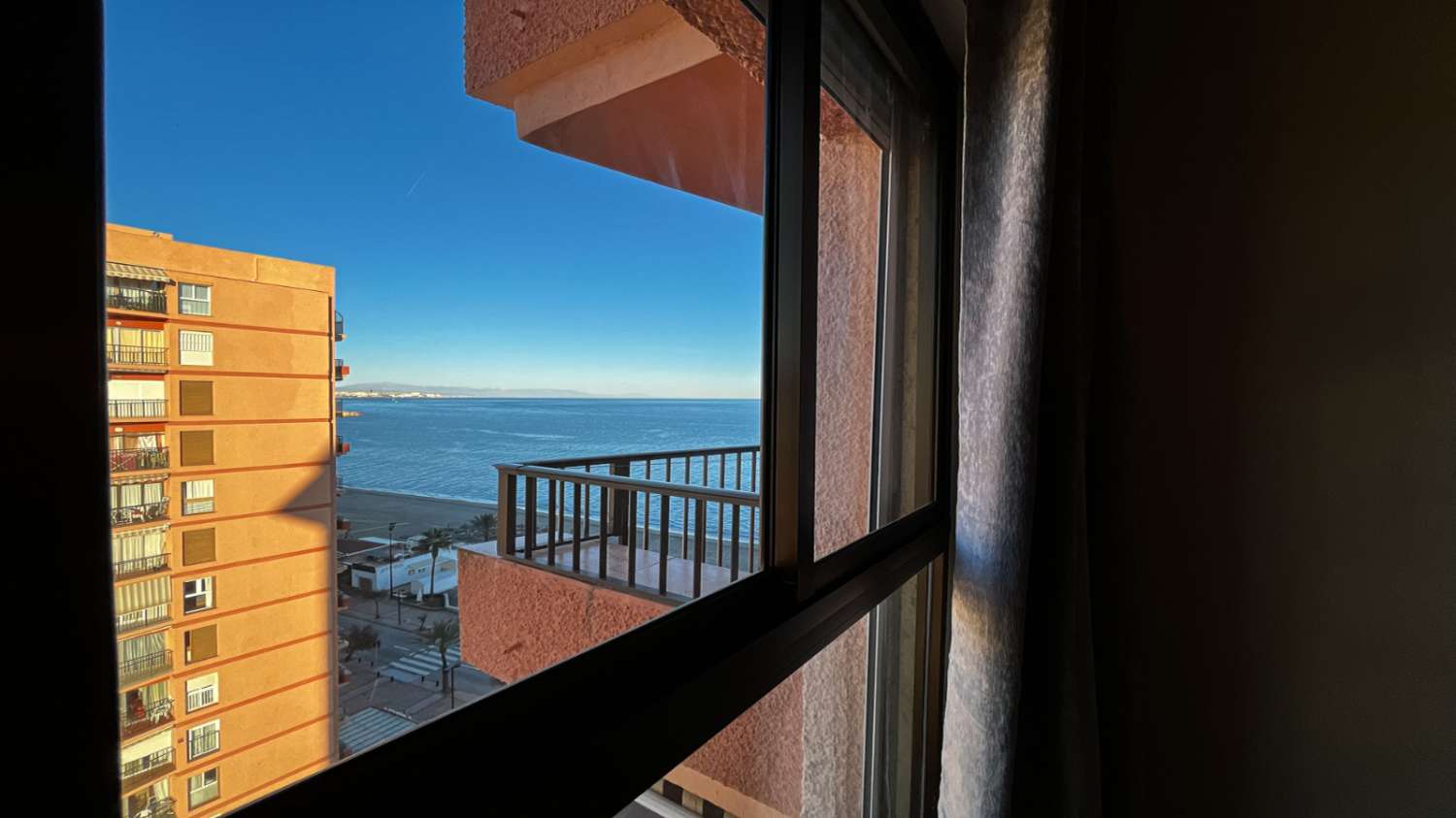 SE ALQUILA MEDIA TEMPORADA DESDE  15/10/2026- 31/05/2027  BONITO APARTAMENTO CON VISTAS AL MAR EN FUENGIROLA.