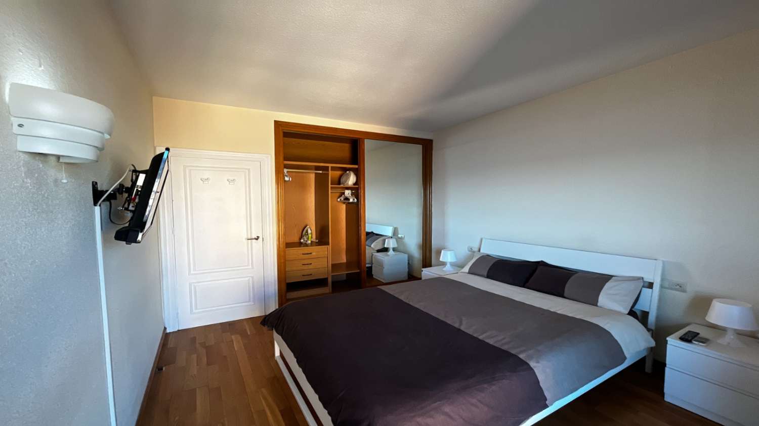 SE ALQUILA MEDIA TEMPORADA DESDE  15/10/2026- 31/05/2027  BONITO APARTAMENTO CON VISTAS AL MAR EN FUENGIROLA.