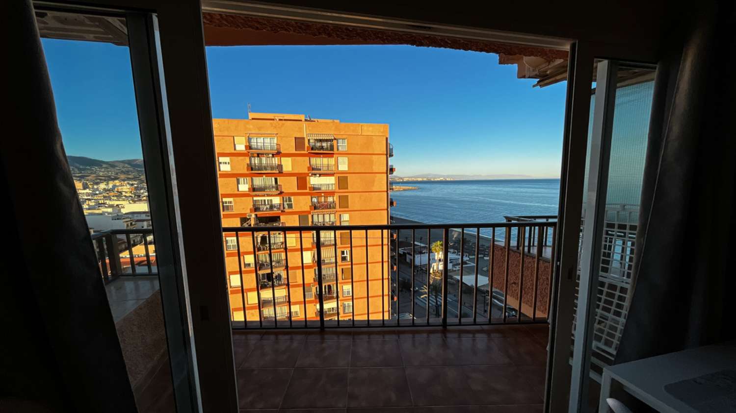 SE ALQUILA MEDIA TEMPORADA DESDE  15/10/2026- 31/05/2027  BONITO APARTAMENTO CON VISTAS AL MAR EN FUENGIROLA.