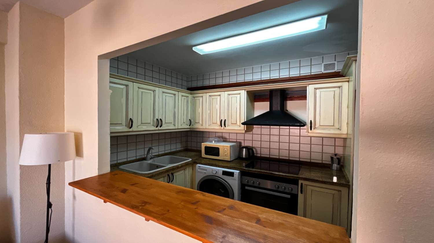 SE ALQUILA MEDIA TEMPORADA DESDE  15/10/2026- 31/05/2027  BONITO APARTAMENTO CON VISTAS AL MAR EN FUENGIROLA.