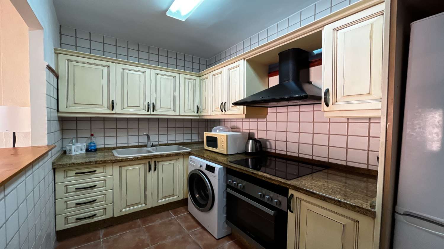 SE ALQUILA MEDIA TEMPORADA DESDE  15/10/2026- 31/05/2027  BONITO APARTAMENTO CON VISTAS AL MAR EN FUENGIROLA.