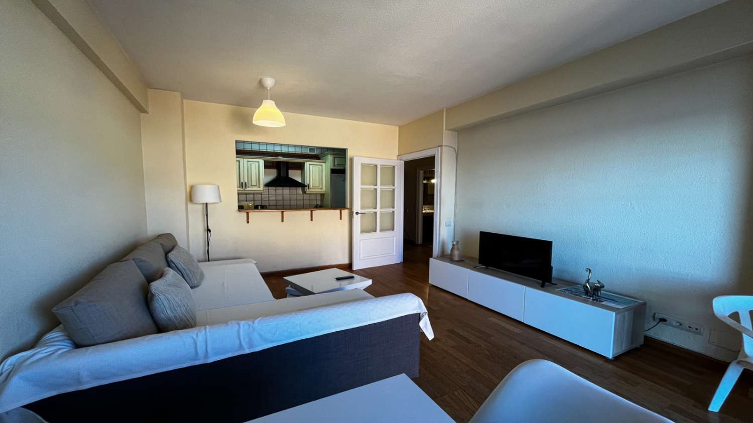 SE ALQUILA MEDIA TEMPORADA DESDE  15/10/2026- 31/05/2027  BONITO APARTAMENTO CON VISTAS AL MAR EN FUENGIROLA.