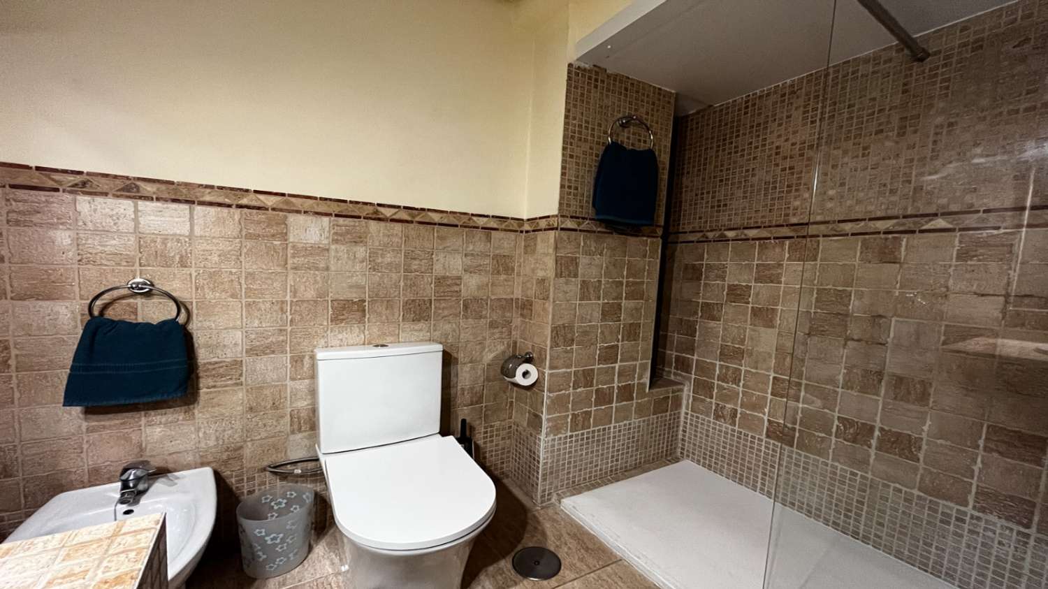 SE ALQUILA MEDIA TEMPORADA DESDE  15/10/2026- 31/05/2027  BONITO APARTAMENTO CON VISTAS AL MAR EN FUENGIROLA.