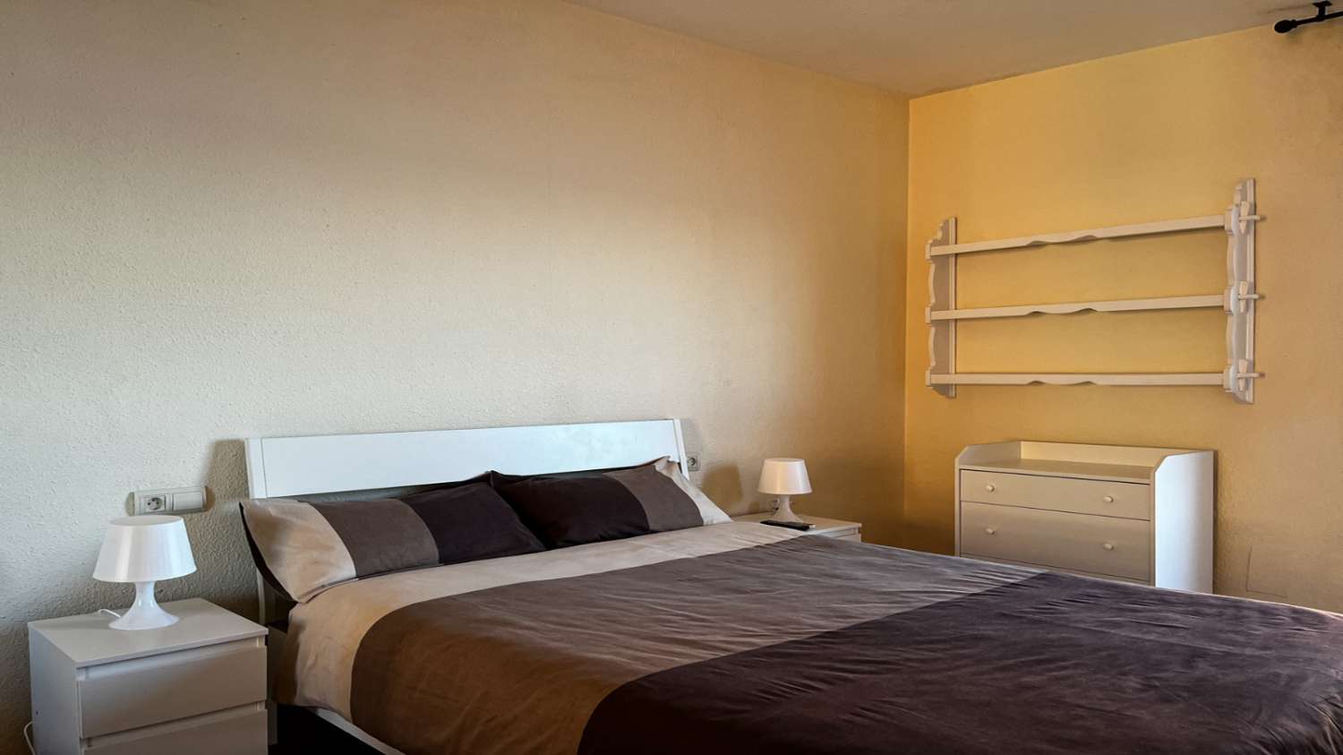 SE ALQUILA MEDIA TEMPORADA DESDE  15/10/2026- 31/05/2027  BONITO APARTAMENTO CON VISTAS AL MAR EN FUENGIROLA.