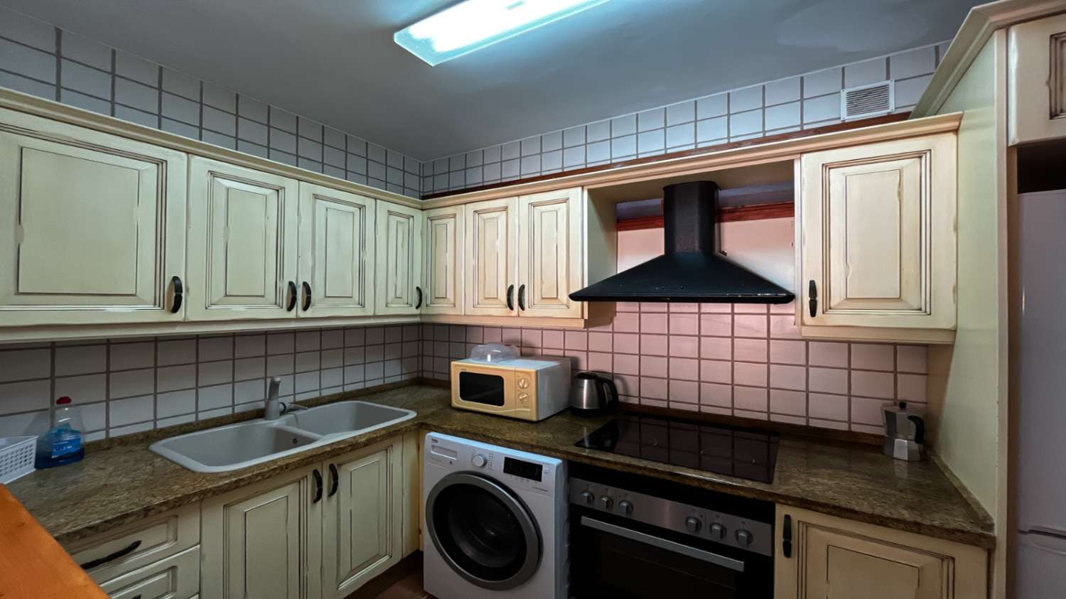 SE ALQUILA MEDIA TEMPORADA DESDE  15/10/2026- 31/05/2027  BONITO APARTAMENTO CON VISTAS AL MAR EN FUENGIROLA.