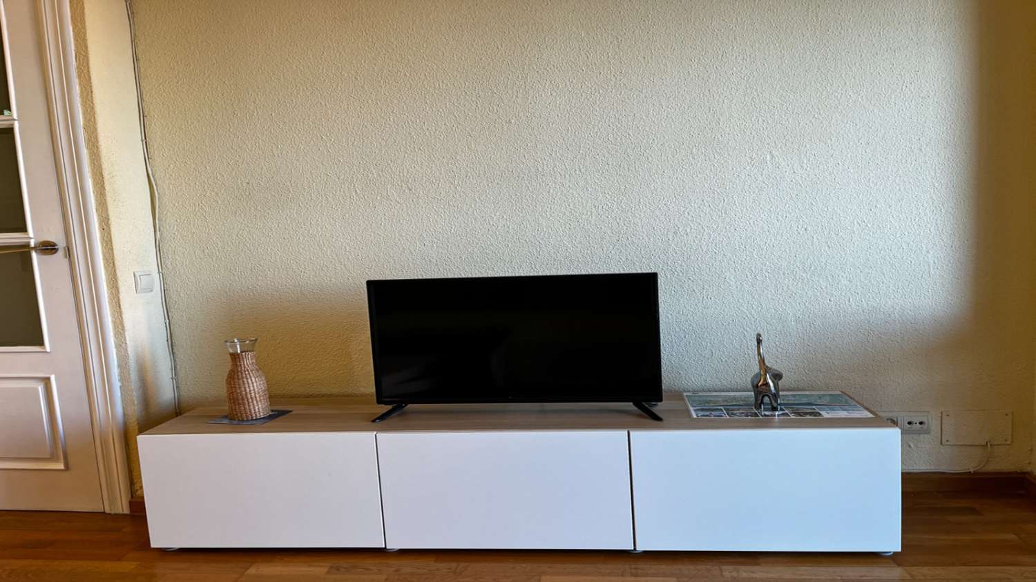 SE ALQUILA MEDIA TEMPORADA DESDE  15/10/2026- 31/05/2027  BONITO APARTAMENTO CON VISTAS AL MAR EN FUENGIROLA.