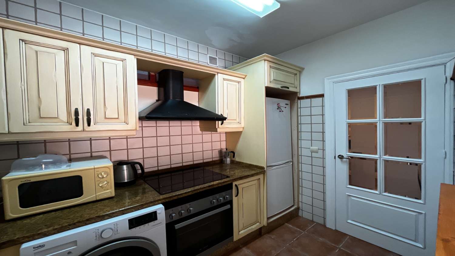 SE ALQUILA MEDIA TEMPORADA DESDE  15/10/2026- 31/05/2027  BONITO APARTAMENTO CON VISTAS AL MAR EN FUENGIROLA.