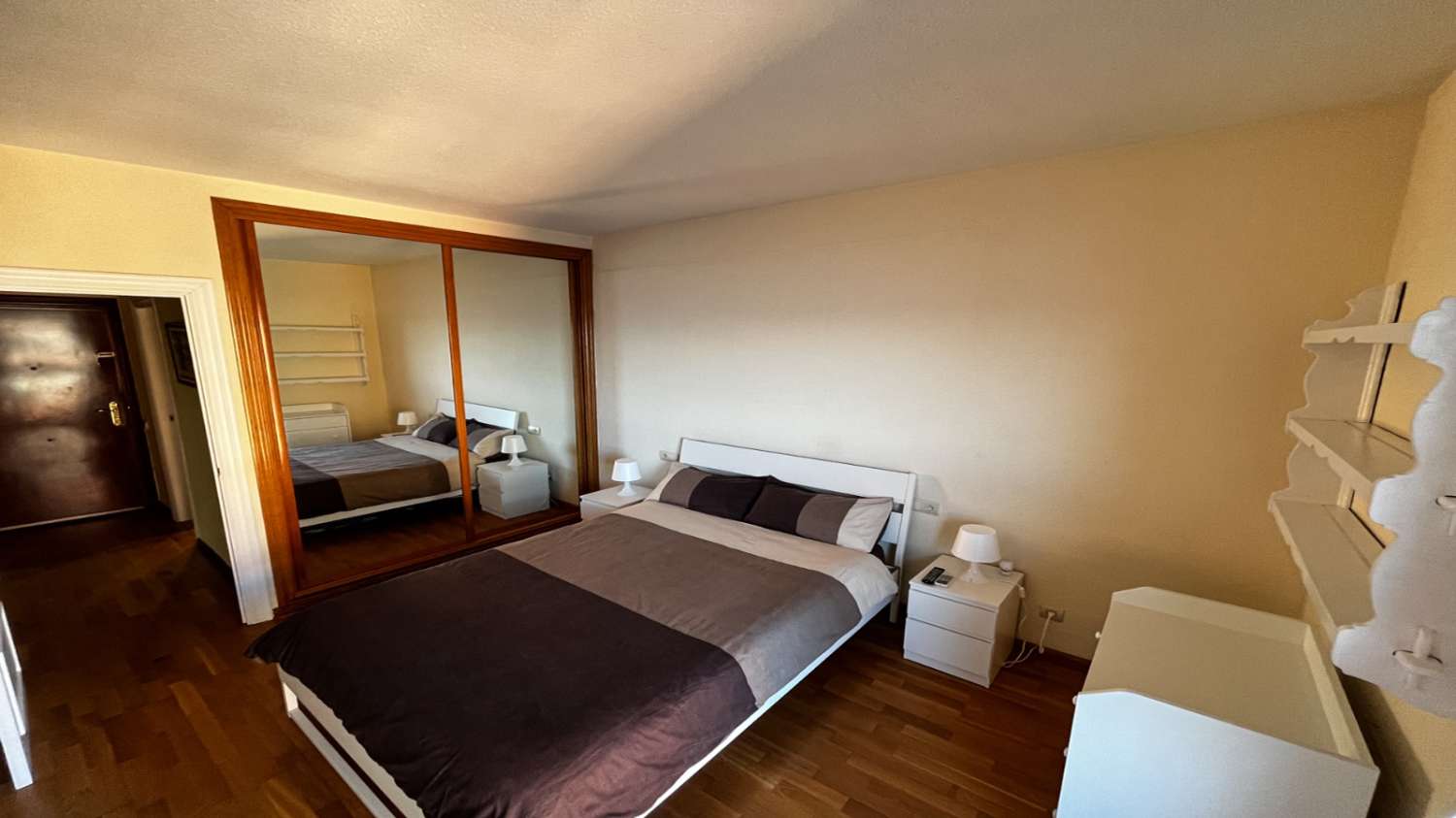 SE ALQUILA MEDIA TEMPORADA DESDE  15/10/2026- 31/05/2027  BONITO APARTAMENTO CON VISTAS AL MAR EN FUENGIROLA.