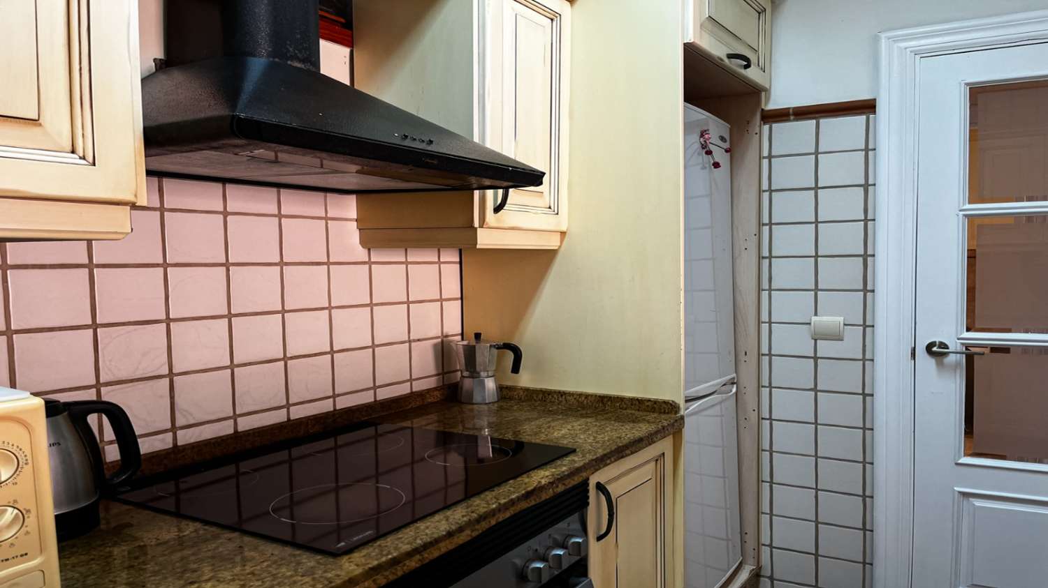 SE ALQUILA MEDIA TEMPORADA DESDE  15/10/2026- 31/05/2027  BONITO APARTAMENTO CON VISTAS AL MAR EN FUENGIROLA.