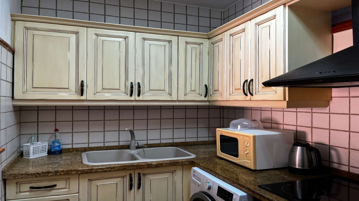 SE ALQUILA MEDIA TEMPORADA DESDE  15/10/2026- 31/05/2027  BONITO APARTAMENTO CON VISTAS AL MAR EN FUENGIROLA.