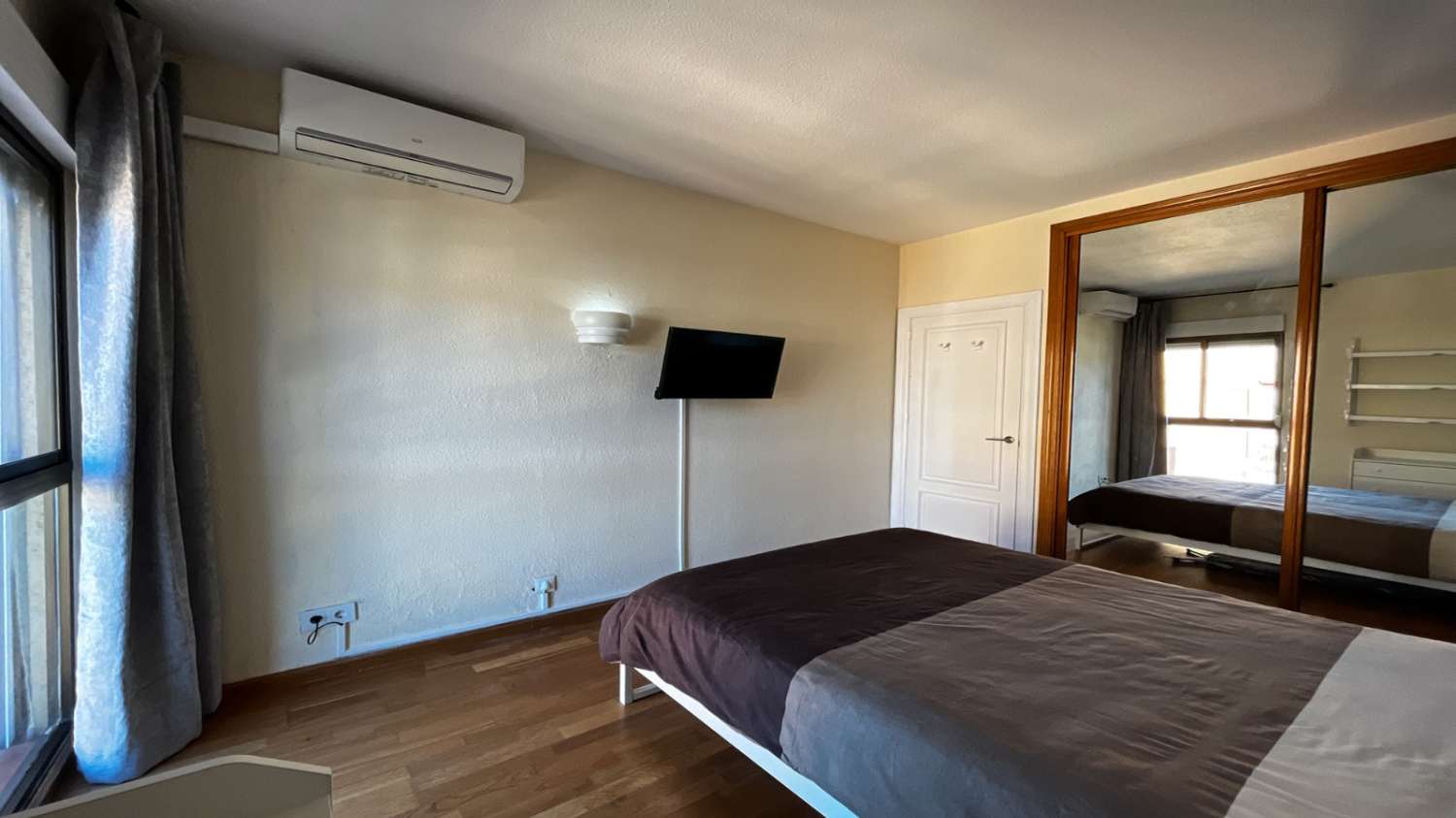 SE ALQUILA MEDIA TEMPORADA DESDE  15/10/2026- 31/05/2027  BONITO APARTAMENTO CON VISTAS AL MAR EN FUENGIROLA.