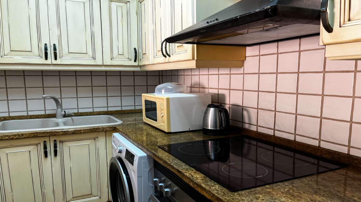 SE ALQUILA MEDIA TEMPORADA DESDE  15/10/2026- 31/05/2027  BONITO APARTAMENTO CON VISTAS AL MAR EN FUENGIROLA.