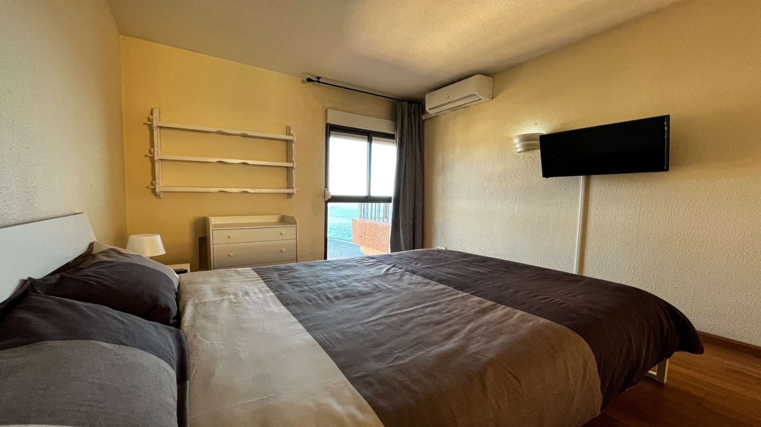 SE ALQUILA MEDIA TEMPORADA DESDE  15/10/2026- 31/05/2027  BONITO APARTAMENTO CON VISTAS AL MAR EN FUENGIROLA.