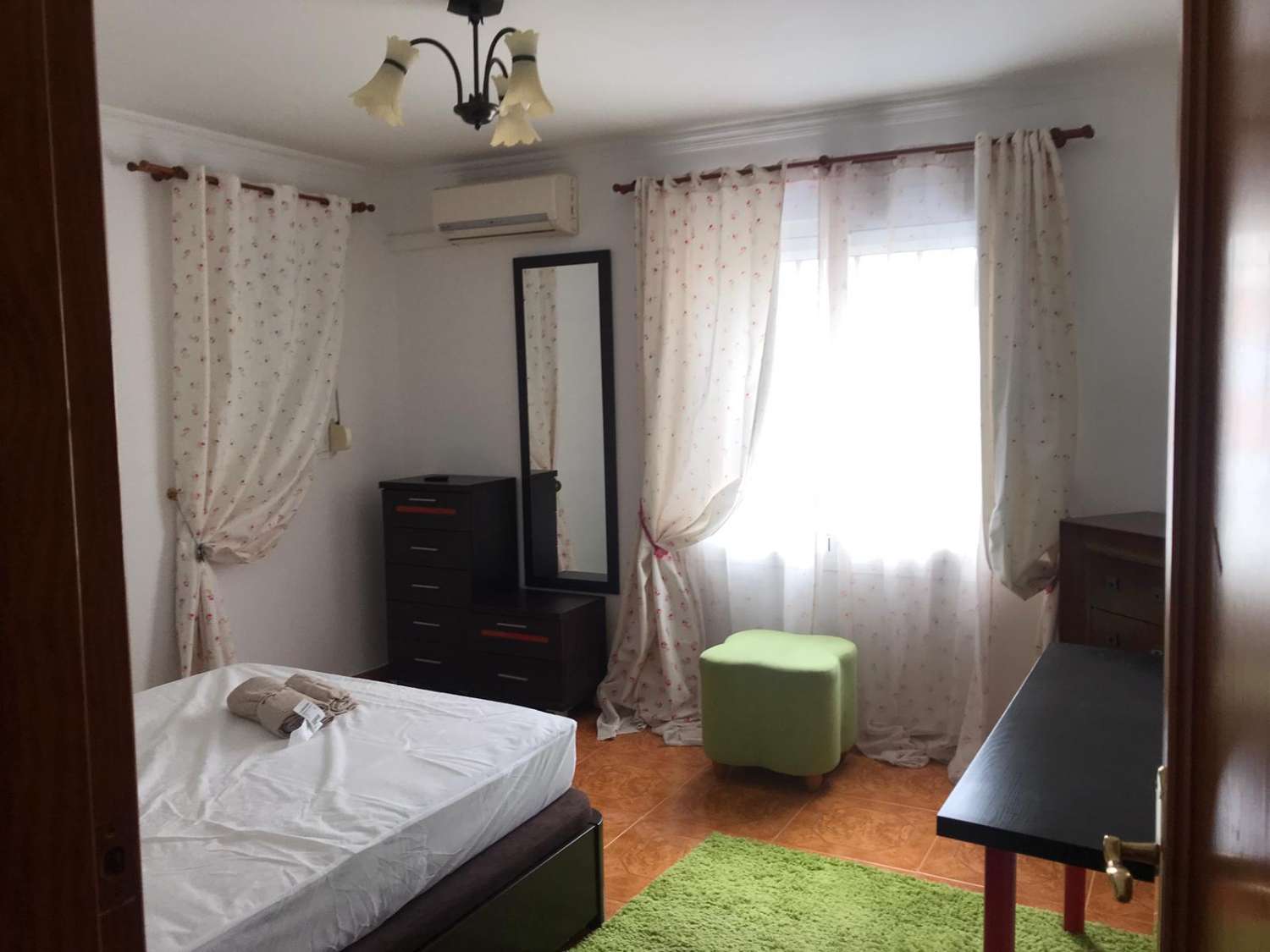 SE ALQUILA POR LARGA TEMPORADA DESDE AHORA PRECIOSA VILLA CON VISTAS AL MAR EN BENALMÁDENA