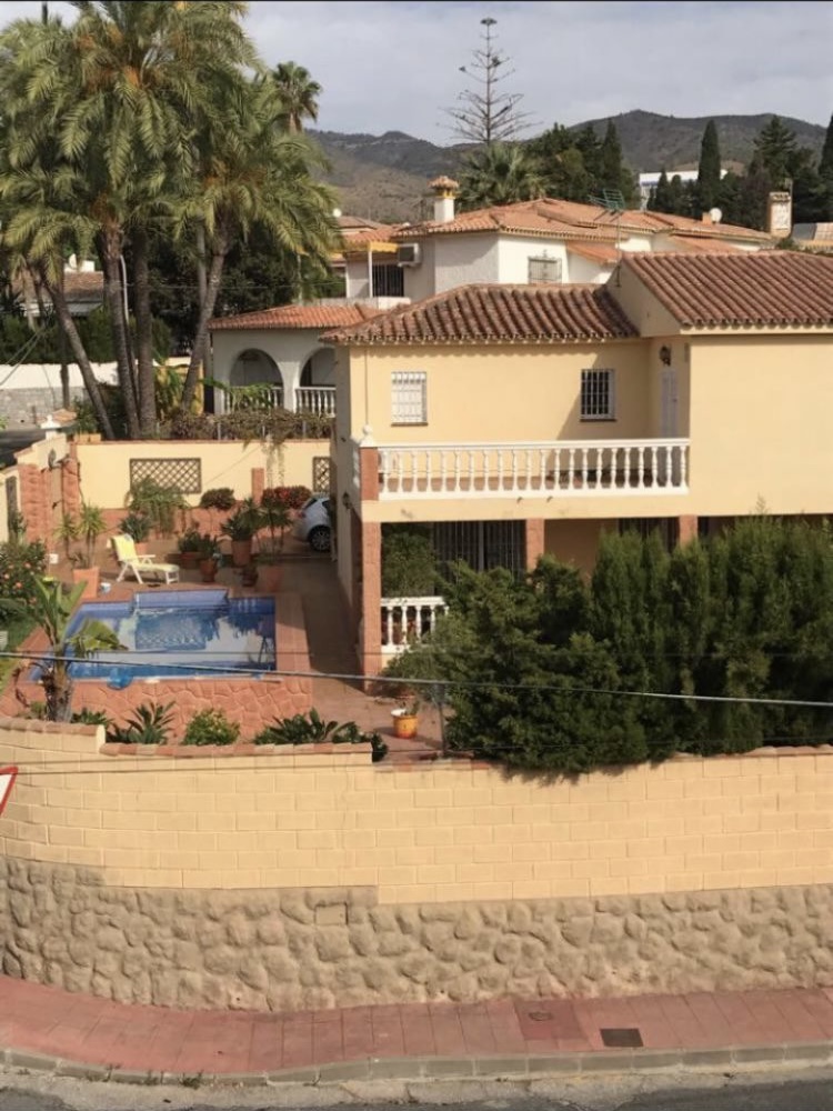 SE ALQUILA POR LARGA TEMPORADA DESDE AHORA PRECIOSA VILLA CON VISTAS AL MAR EN BENALMÁDENA