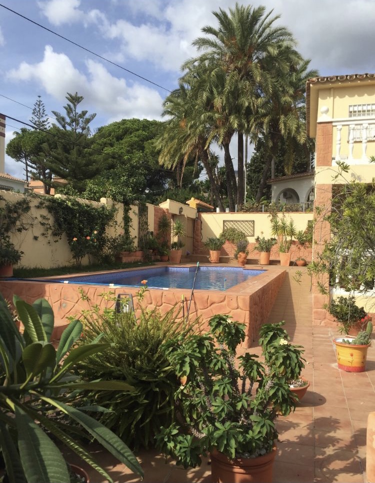 SE ALQUILA POR LARGA TEMPORADA DESDE AHORA PRECIOSA VILLA CON VISTAS AL MAR EN BENALMÁDENA