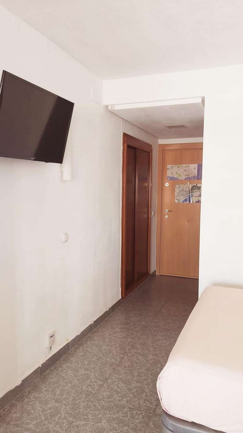 MI-SAISON. À LOUER DU 1.09.26 AU 30.6.27 MAGNIFIQUE STUDIO RÉNOVÉ SUR LA PLAGE DE LA 2E LIGNE AVEC VUE SUR LA MER À BENALMADENA