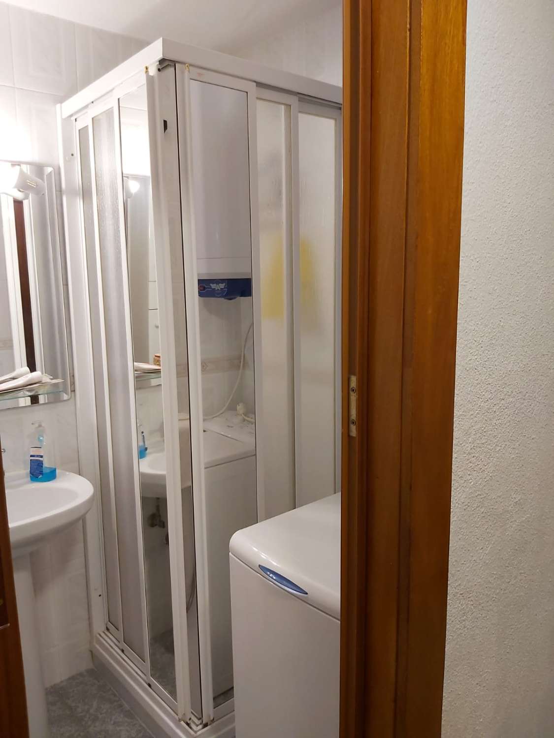 MI-SAISON. À LOUER DU 1.09.26 AU 30.6.27 MAGNIFIQUE STUDIO RÉNOVÉ SUR LA PLAGE DE LA 2E LIGNE AVEC VUE SUR LA MER À BENALMADENA