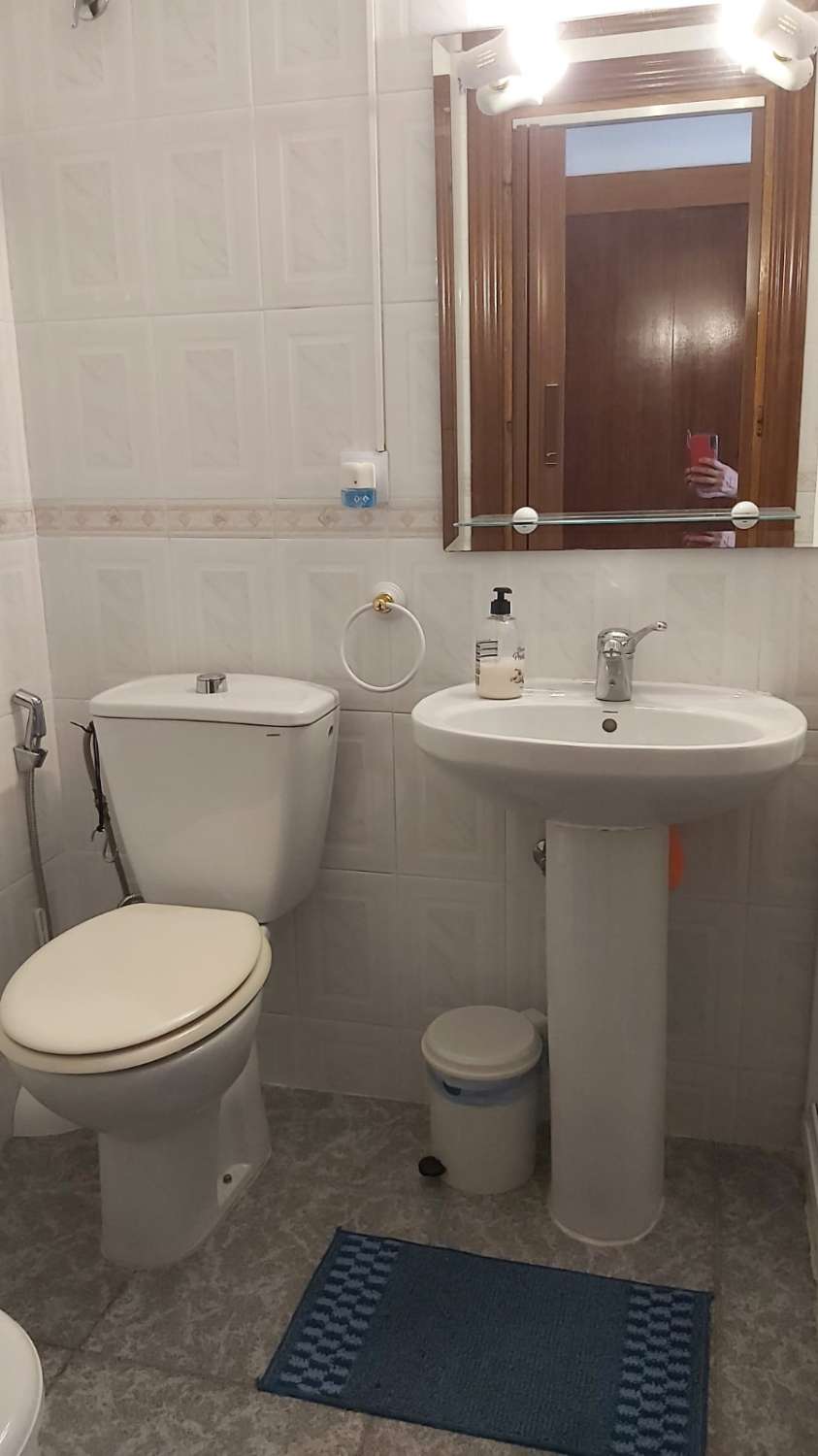 MI-SAISON. À LOUER DU 1.09.26 AU 30.6.27 MAGNIFIQUE STUDIO RÉNOVÉ SUR LA PLAGE DE LA 2E LIGNE AVEC VUE SUR LA MER À BENALMADENA