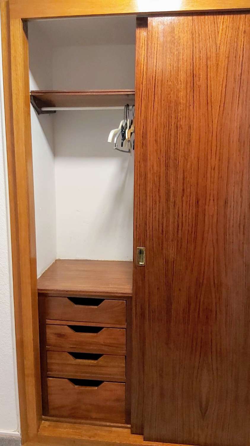 MI-SAISON. À LOUER DU 1.09.26 AU 30.6.27 MAGNIFIQUE STUDIO RÉNOVÉ SUR LA PLAGE DE LA 2E LIGNE AVEC VUE SUR LA MER À BENALMADENA