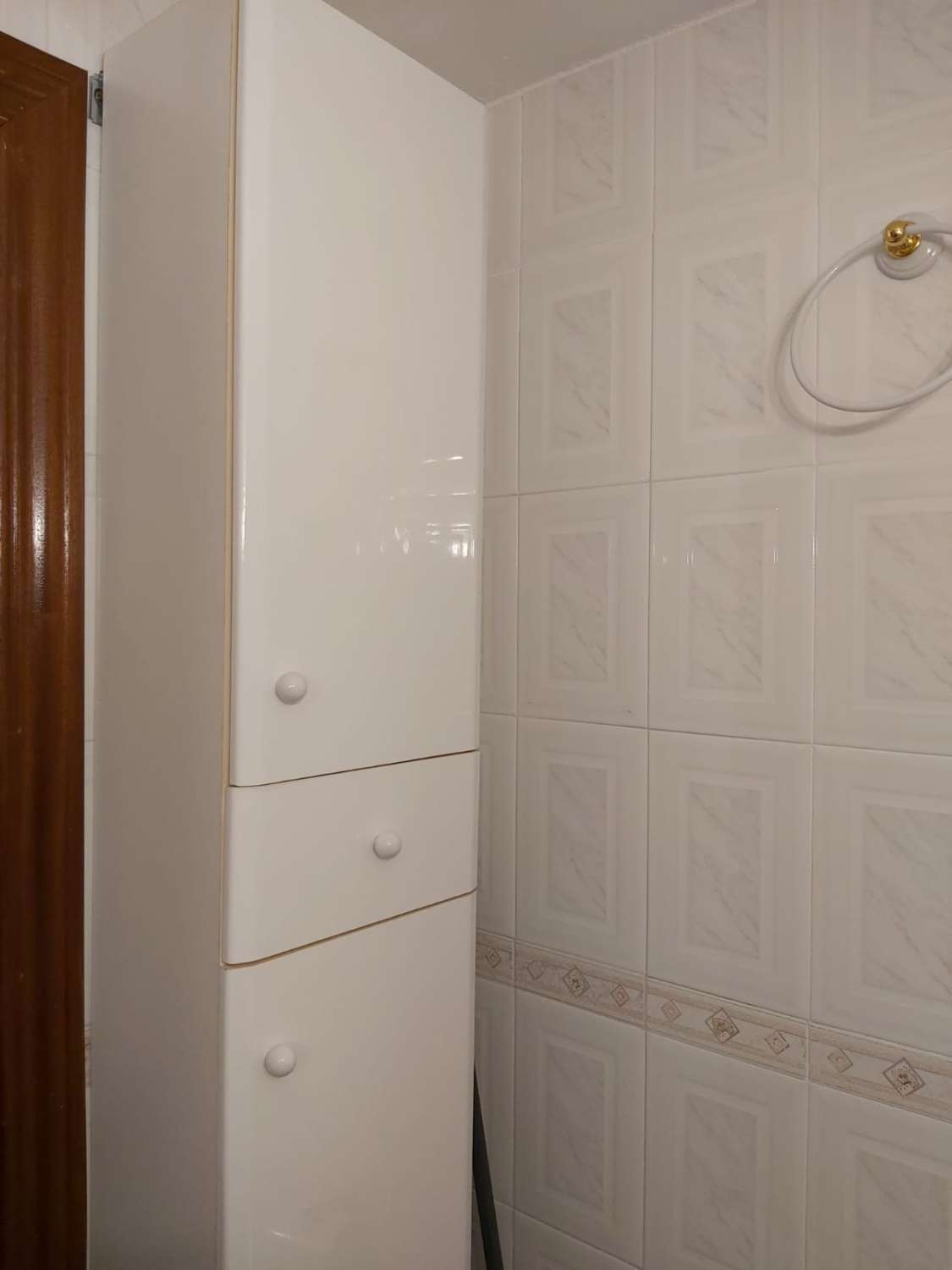 MI-SAISON. À LOUER DU 1.09.26 AU 30.6.27 MAGNIFIQUE STUDIO RÉNOVÉ SUR LA PLAGE DE LA 2E LIGNE AVEC VUE SUR LA MER À BENALMADENA