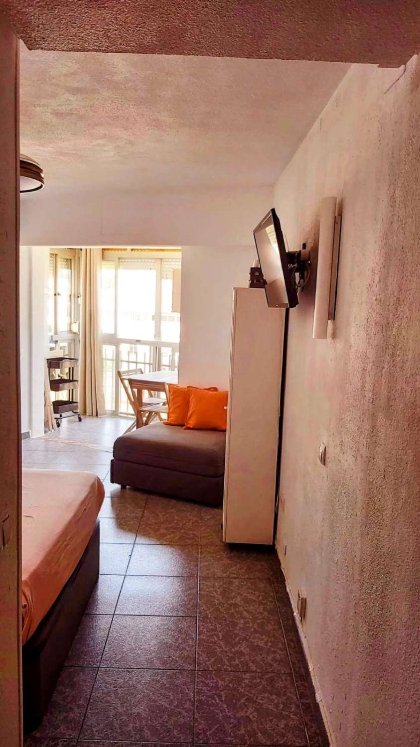 MI-SAISON. À LOUER DU 1.09.26 AU 30.6.27 MAGNIFIQUE STUDIO RÉNOVÉ SUR LA PLAGE DE LA 2E LIGNE AVEC VUE SUR LA MER À BENALMADENA