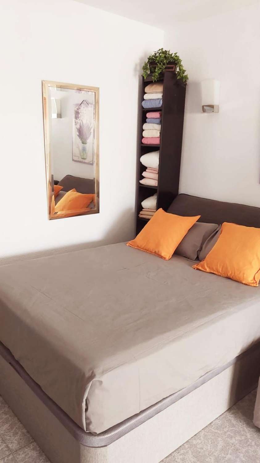 MI-SAISON. À LOUER DU 1.09.26 AU 30.6.27 MAGNIFIQUE STUDIO RÉNOVÉ SUR LA PLAGE DE LA 2E LIGNE AVEC VUE SUR LA MER À BENALMADENA