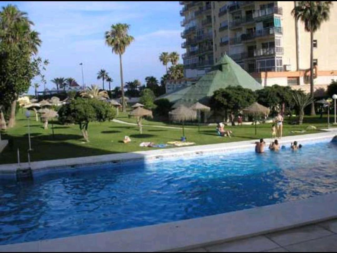 MI-SAISON. À LOUER DU 1.09.26 AU 30.6.27 MAGNIFIQUE STUDIO RÉNOVÉ SUR LA PLAGE DE LA 2E LIGNE AVEC VUE SUR LA MER À BENALMADENA