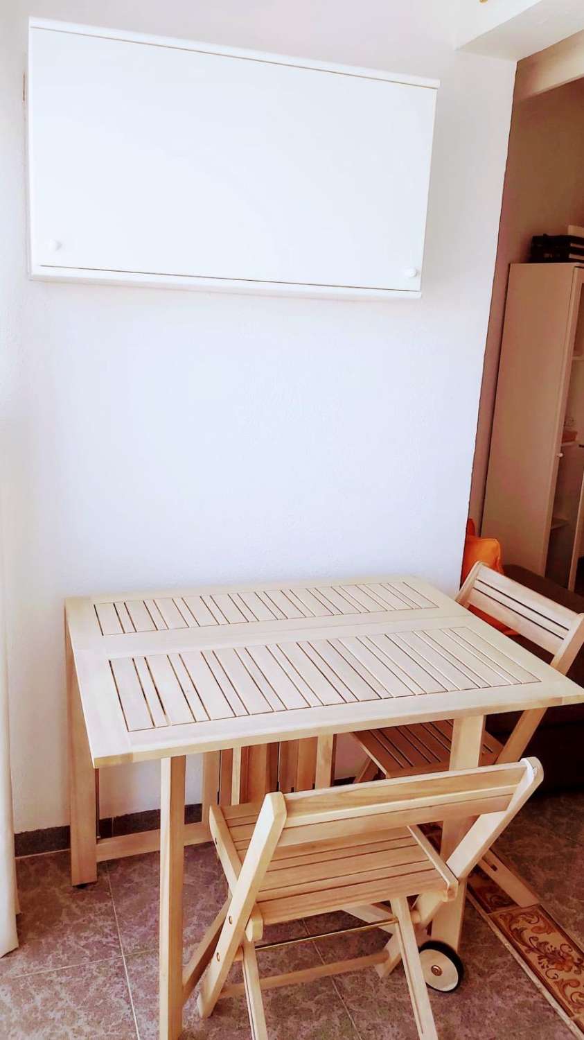 MI-SAISON. À LOUER DU 1.09.26 AU 30.6.27 MAGNIFIQUE STUDIO RÉNOVÉ SUR LA PLAGE DE LA 2E LIGNE AVEC VUE SUR LA MER À BENALMADENA