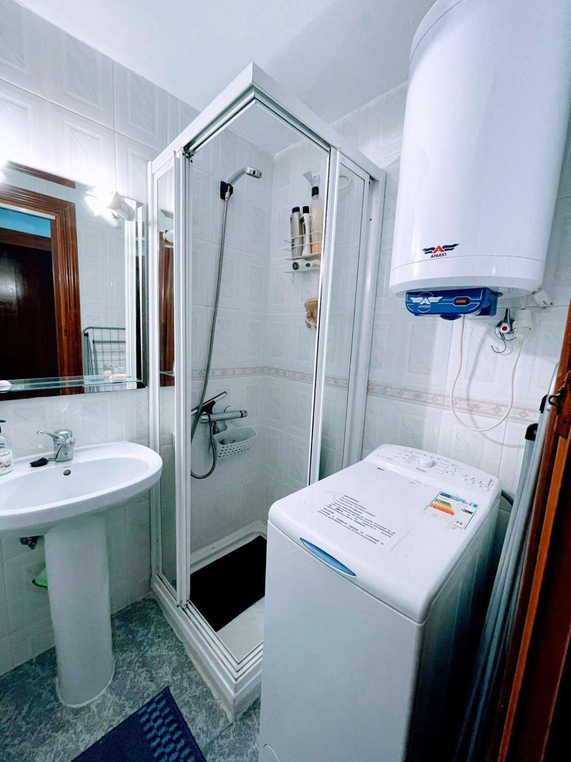 MI-SAISON. À LOUER DU 1.09.26 AU 30.6.27 MAGNIFIQUE STUDIO RÉNOVÉ SUR LA PLAGE DE LA 2E LIGNE AVEC VUE SUR LA MER À BENALMADENA