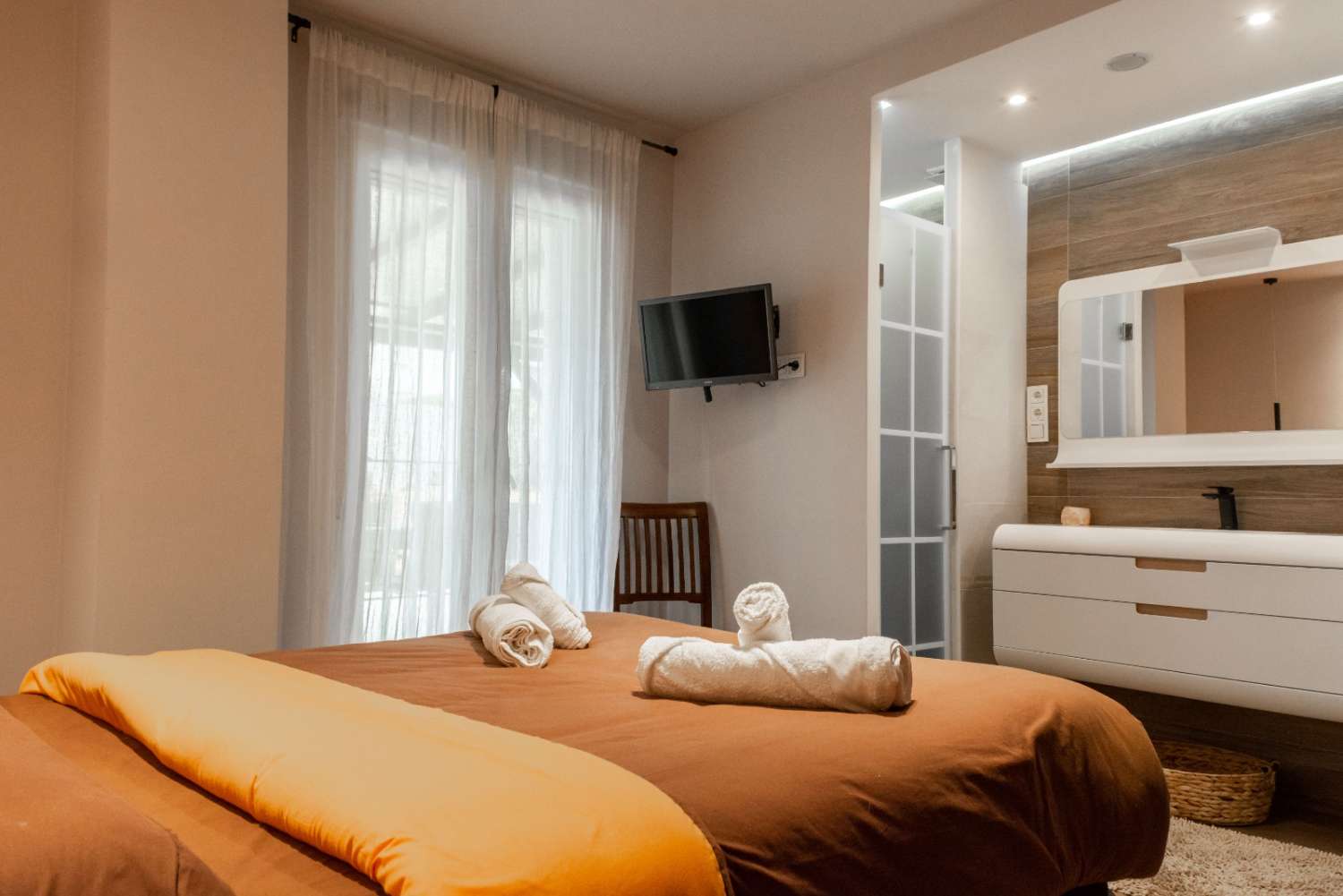 SE ALQUILA 25/01/2026 HASTA 03.04.26 Y DESDE 01/09/2026 HASTA 30/06/2027 MAGNIFICO APARTAMENTO EN 1ª LINEA PLAYA BENALMADENA