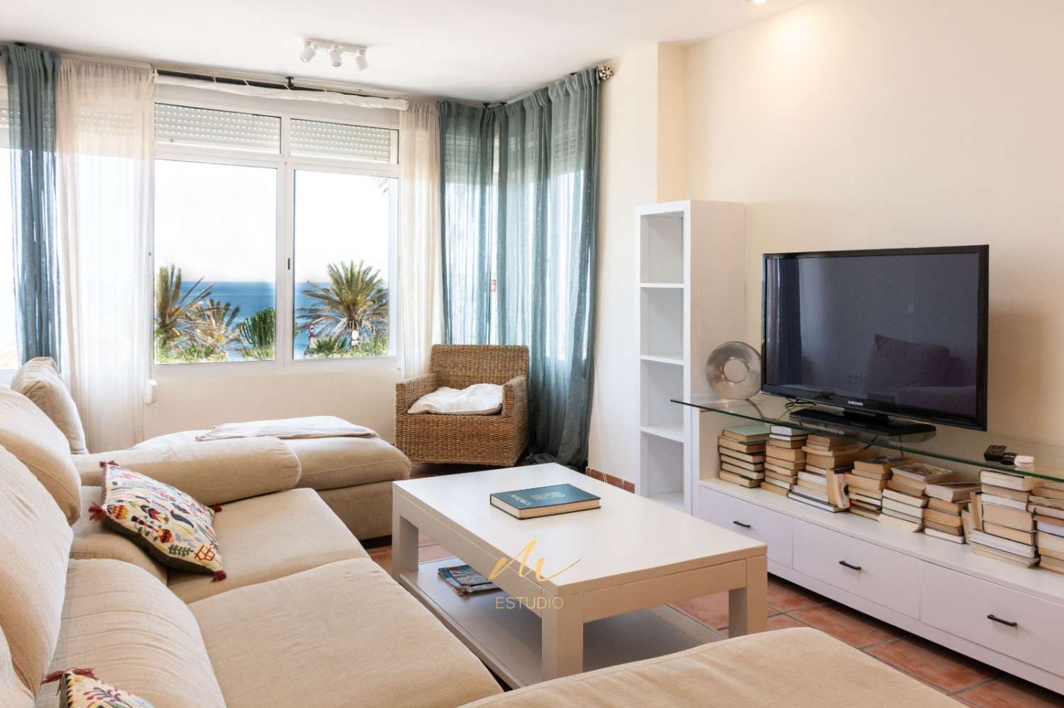 SE ALQUILA 25/01/2026 HASTA 03.04.26 Y DESDE 01/09/2026 HASTA 30/06/2027 MAGNIFICO APARTAMENTO EN 1ª LINEA PLAYA BENALMADENA