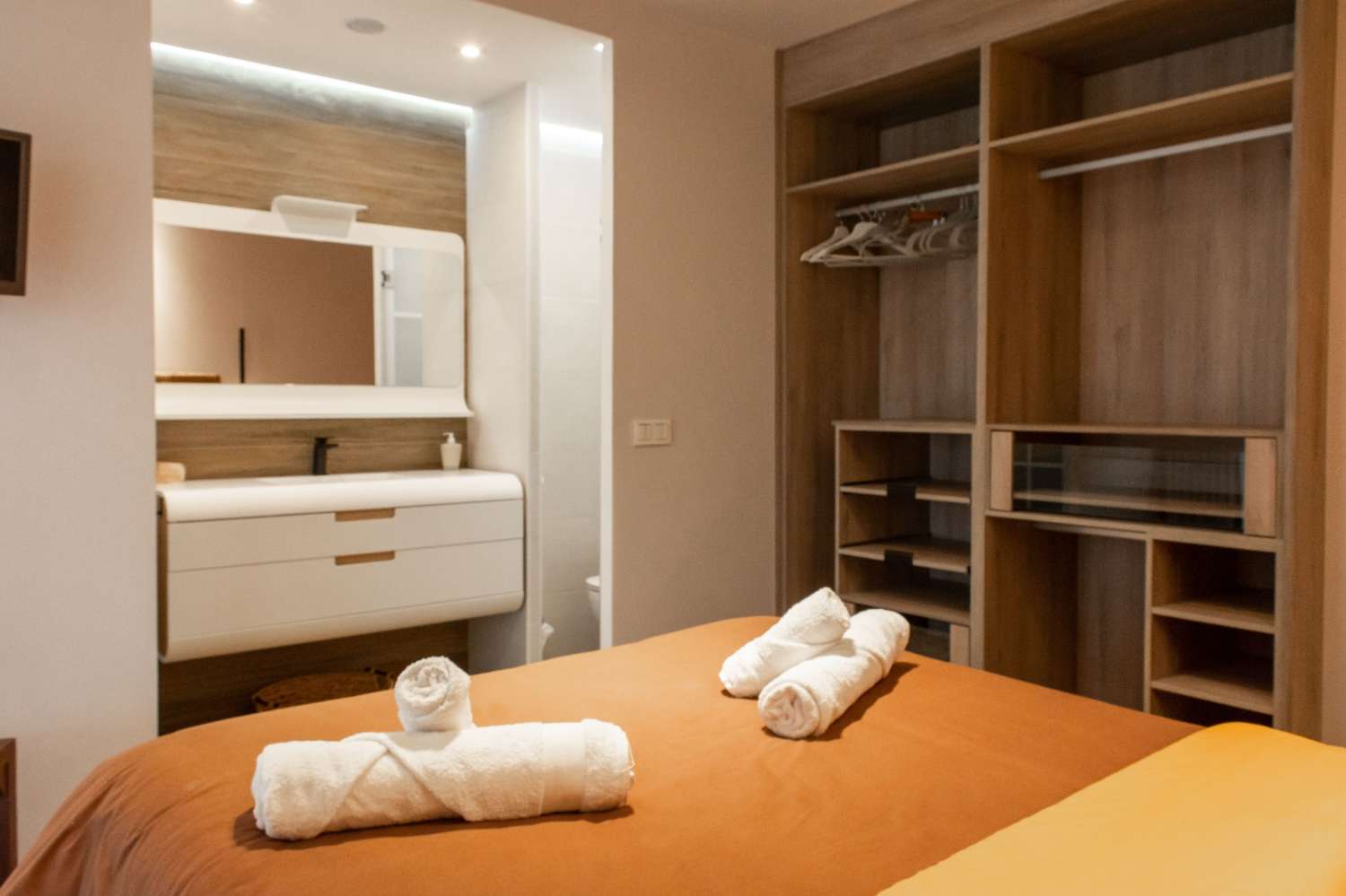 SE ALQUILA 25/01/2026 HASTA 03.04.26 Y DESDE 01/09/2026 HASTA 30/06/2027 MAGNIFICO APARTAMENTO EN 1ª LINEA PLAYA BENALMADENA