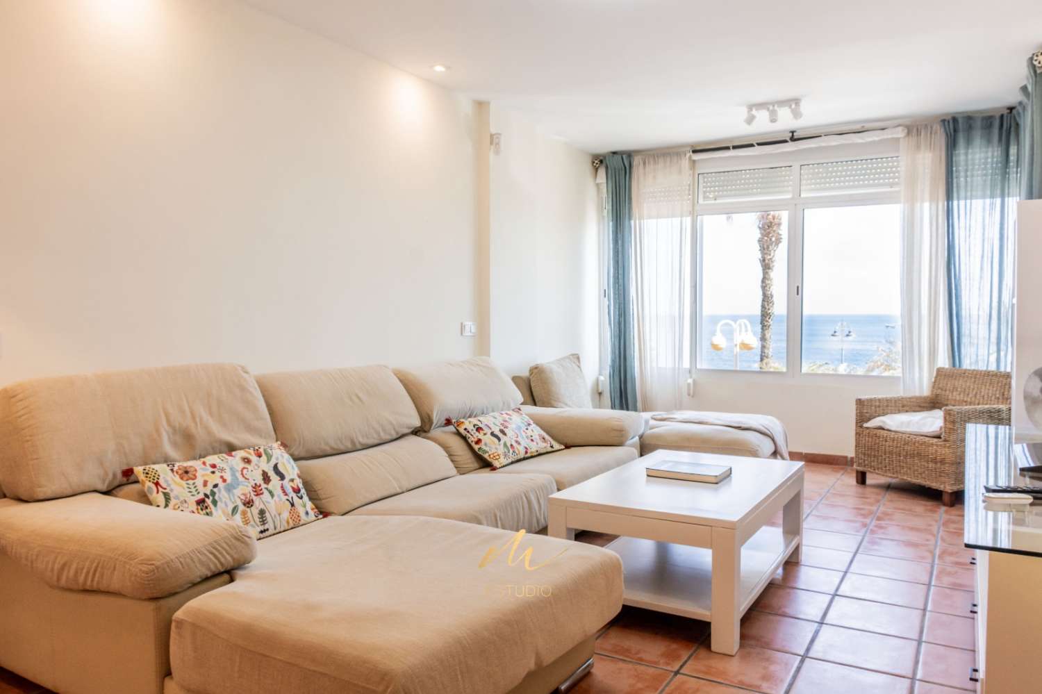 SE ALQUILA 25/01/2026 HASTA 03.04.26 Y DESDE 01/09/2026 HASTA 30/06/2027 MAGNIFICO APARTAMENTO EN 1ª LINEA PLAYA BENALMADENA