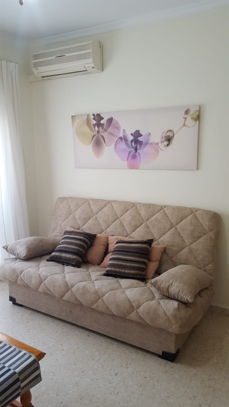 Se alquila  del 1.10.26-31.5.27  APARTAMENTO EN 1ª LÍNEA DE PLAYA CON VISTAS LATERALES AL MAR EN BENALMÁDENA.