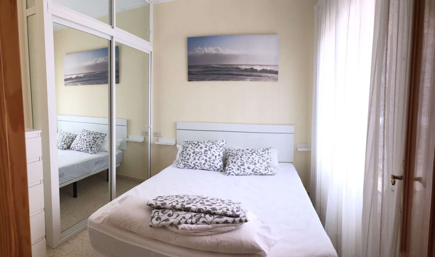 Se alquila  del 1.10.26-31.5.27  APARTAMENTO EN 1ª LÍNEA DE PLAYA CON VISTAS LATERALES AL MAR EN BENALMÁDENA.