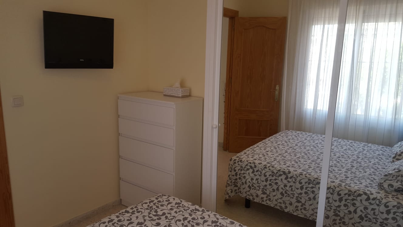 Se alquila  del 1.10.26-31.5.27  APARTAMENTO EN 1ª LÍNEA DE PLAYA CON VISTAS LATERALES AL MAR EN BENALMÁDENA.