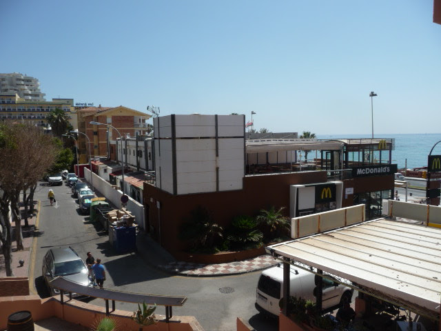 Se alquila  del 1.10.26-31.5.27  APARTAMENTO EN 1ª LÍNEA DE PLAYA CON VISTAS LATERALES AL MAR EN BENALMÁDENA.