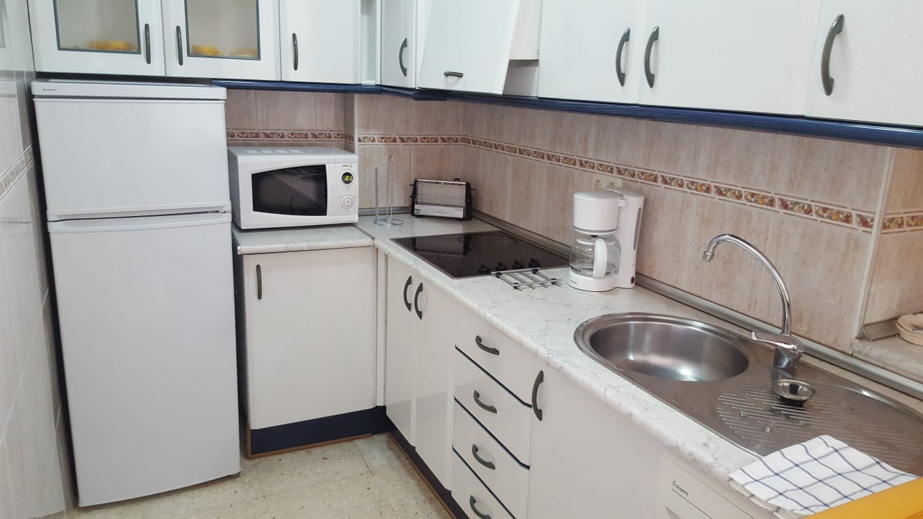 Se alquila  del 1.10.26-31.5.27  APARTAMENTO EN 1ª LÍNEA DE PLAYA CON VISTAS LATERALES AL MAR EN BENALMÁDENA.