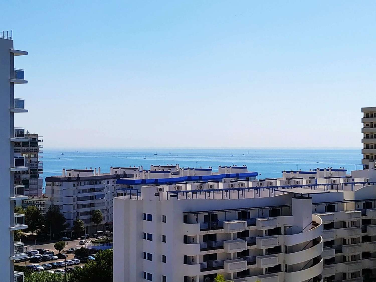 Se alquila desde 1.9.26- 30.6.27 bonito apartamento en Benalmádena Costa a 200 metros de la playa