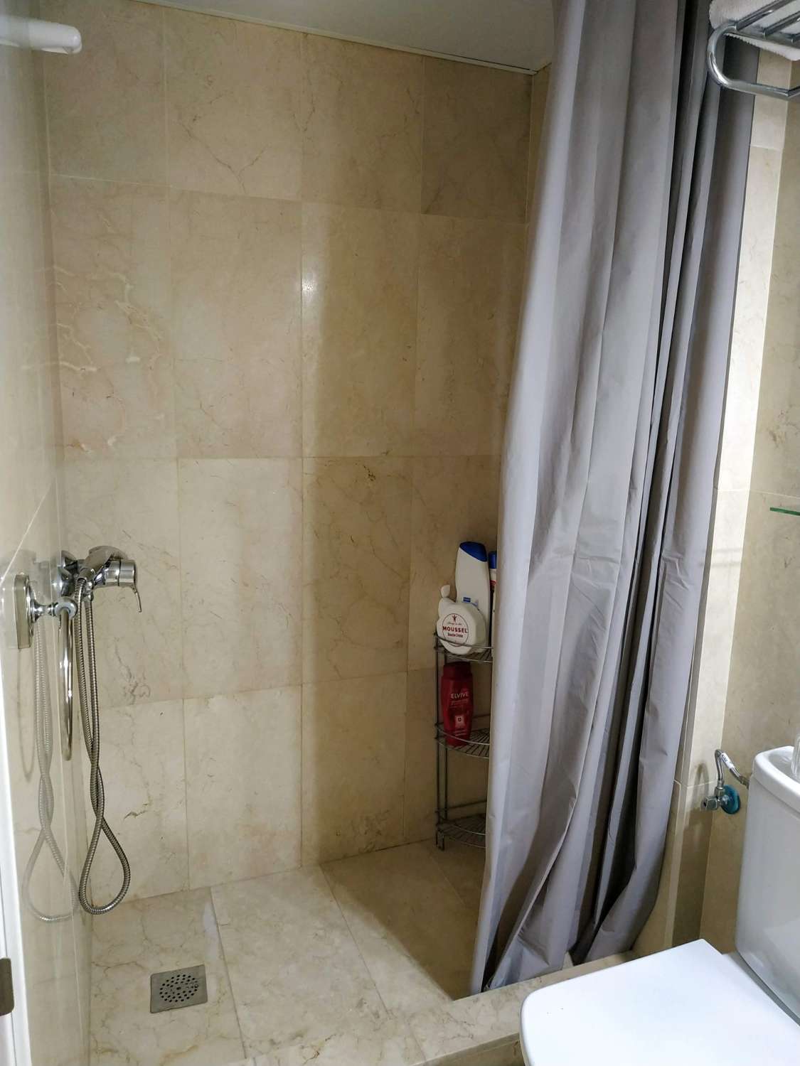 Se alquila desde 1.9.26- 30.6.27 bonito apartamento en Benalmádena Costa a 200 metros de la playa