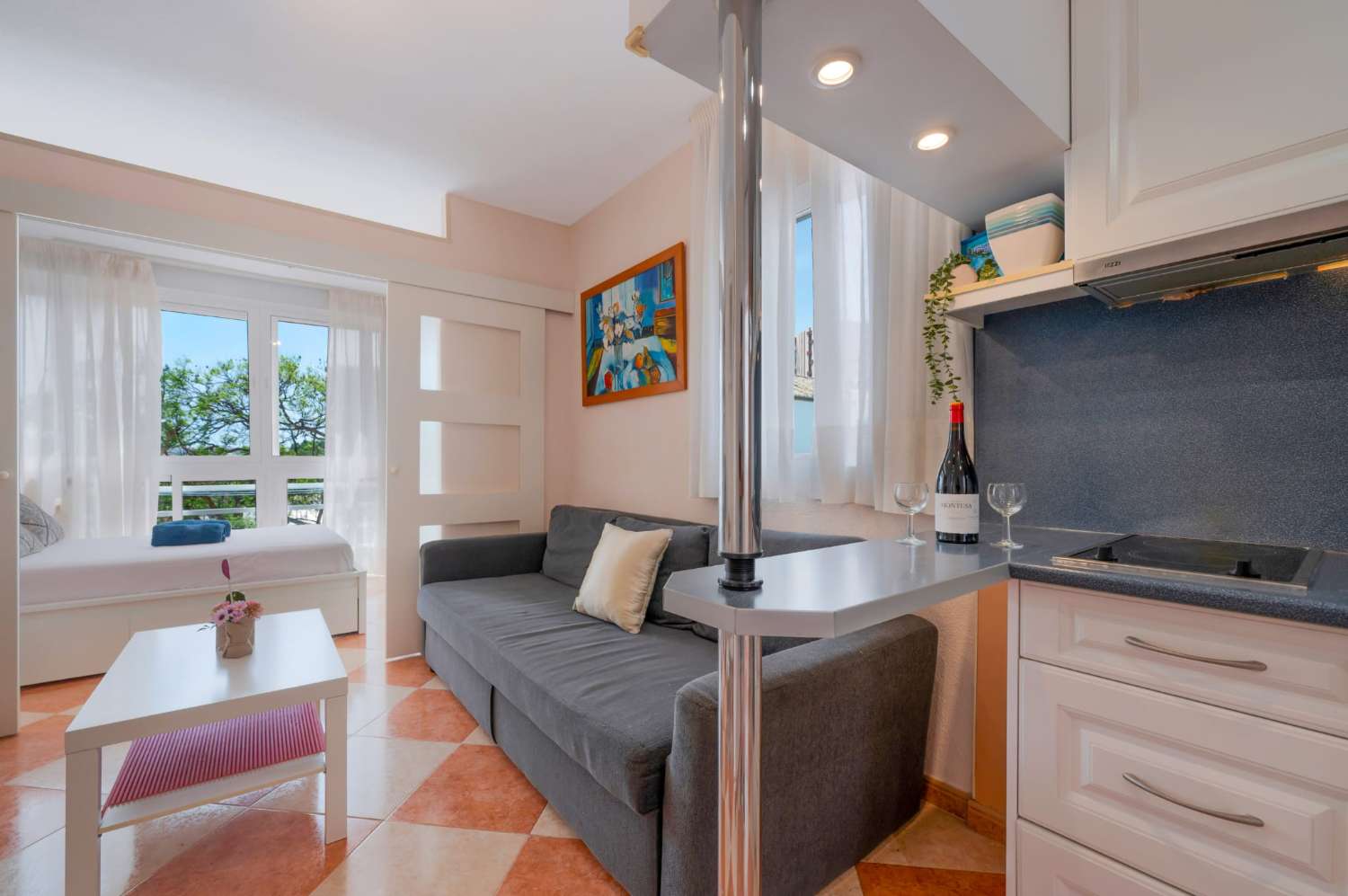 TIL LEJE FRA 01/09/2026 TIL 30/06/2027 EN FIN 1-VÆRELSES LEJLIGHED I BENALMADENA, COSTA.