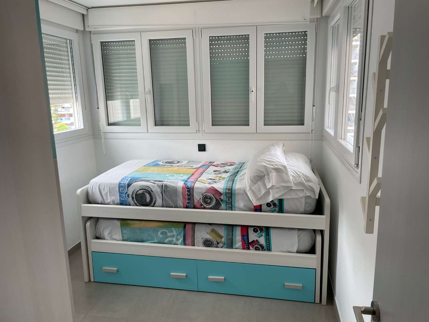 SE ALQUILA de 01/09/2026 -30/06/20267MAGNIFICO APARTAMENTO EN 1ª LINEA DE PLAYA CON VISTAS LATERALES AL MAR EN LOS BOLICHES