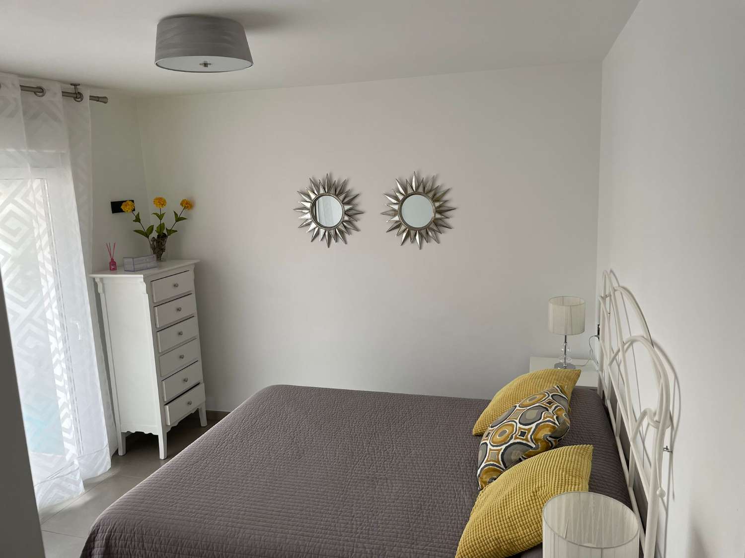 SE ALQUILA de 01/09/2026 -30/06/20267MAGNIFICO APARTAMENTO EN 1ª LINEA DE PLAYA CON VISTAS LATERALES AL MAR EN LOS BOLICHES